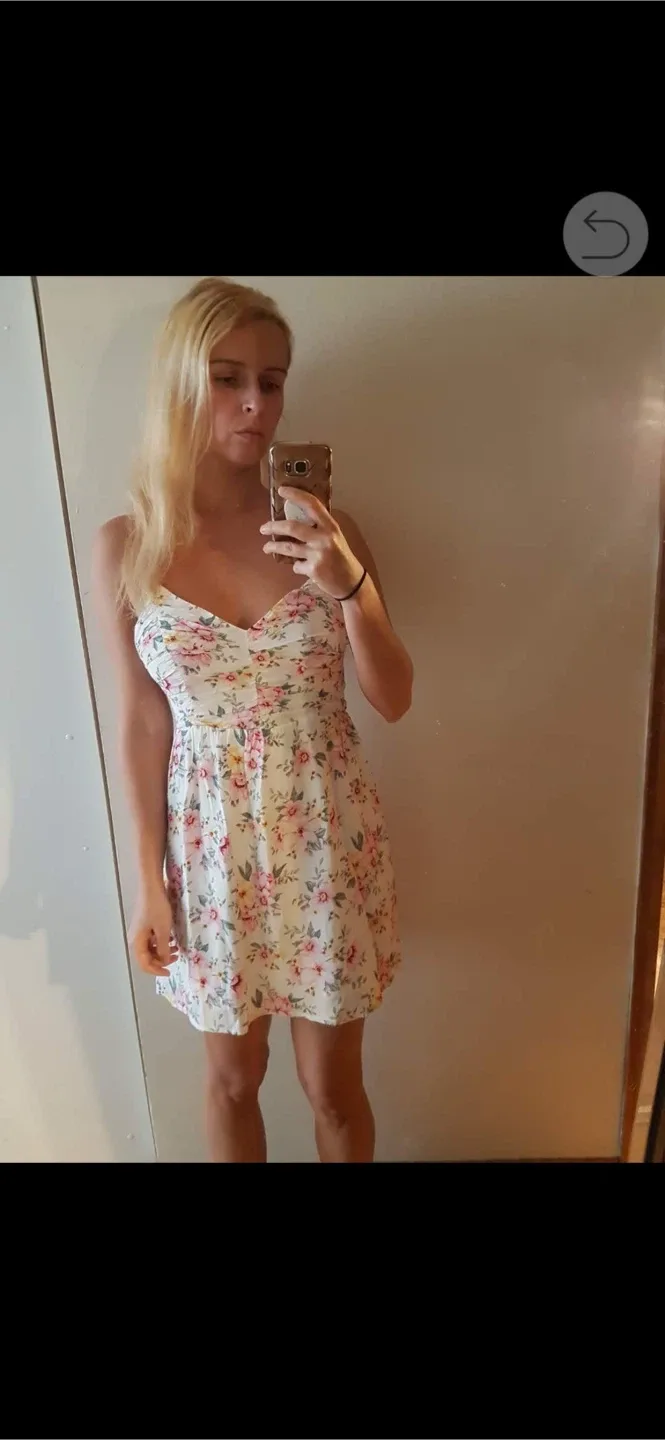 New white flower 🌸 dress image indicator(3)