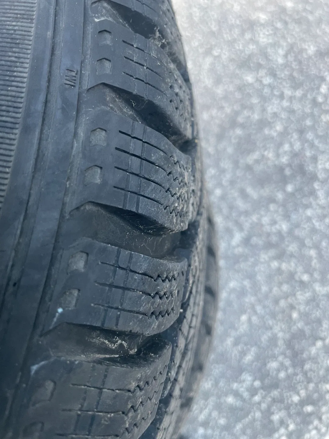 Set of 4 Winter Tires with rims 225/65R17 image indicator(2)