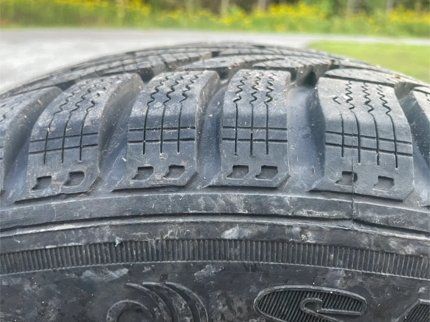 Set of 4 Winter Tires with rims 225/65R17 image indicator(6)