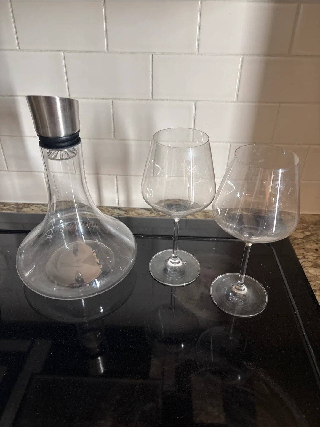 A decanter and 2 wine glasses thumbnail
