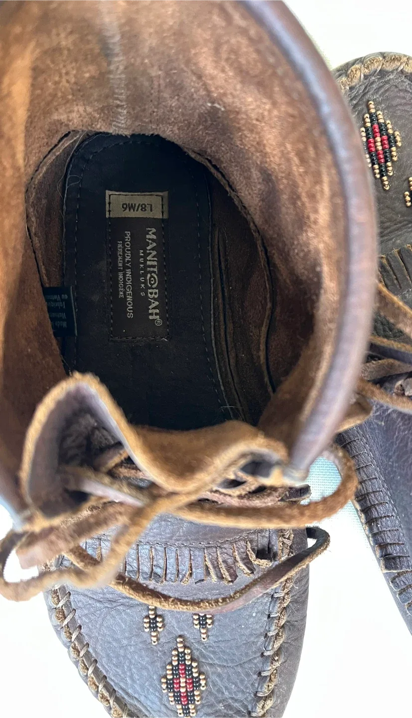 Manitobah Leather Mukluks Women Size 7.5-8 image indicator(4)