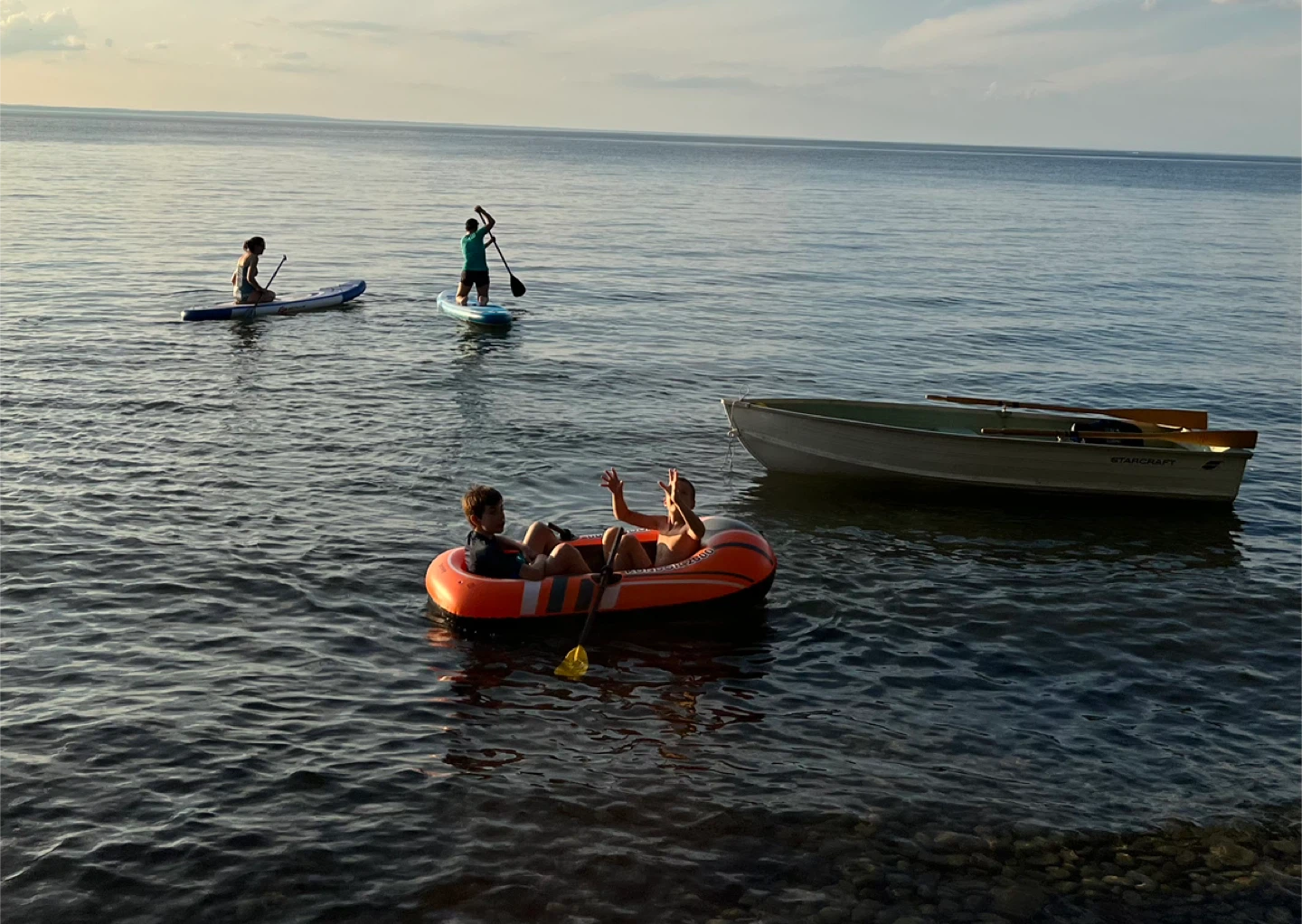 LIKE NEW ✅ Inflatable Boat + FREE Oars 🥕 - photo 2