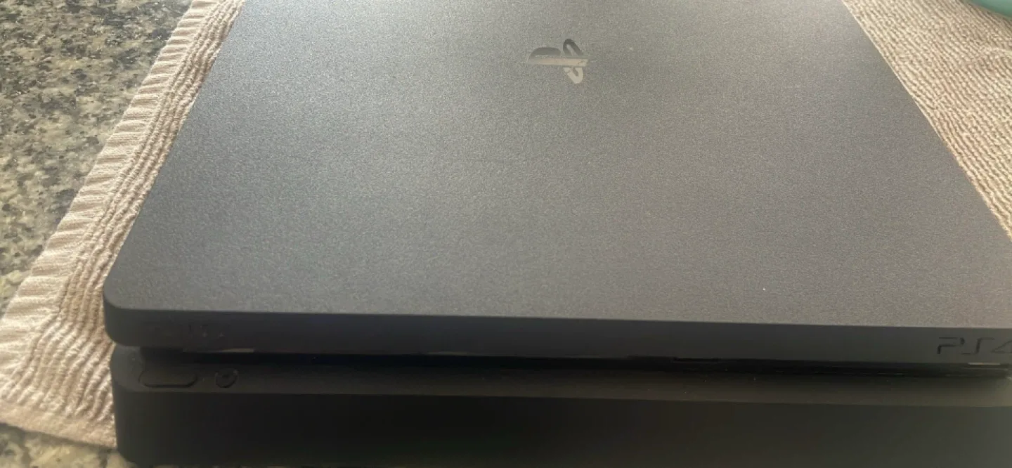 PlayStation 4 Slim Console image indicator(2)