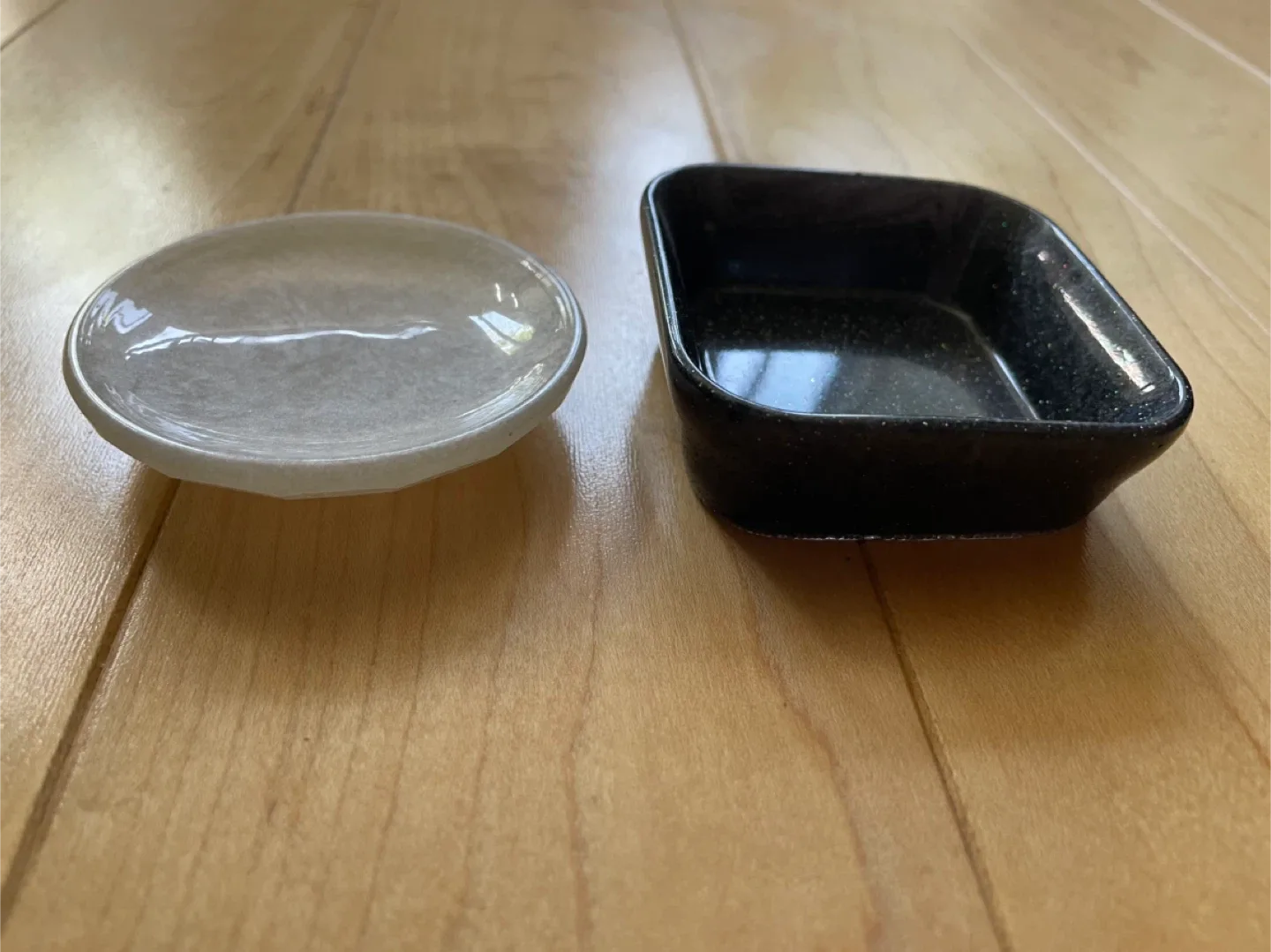 Small Black and White Resin Dishes image indicator(2)