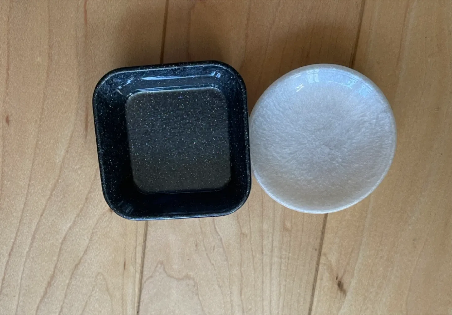 Small Black and White Resin Dishes thumbnail