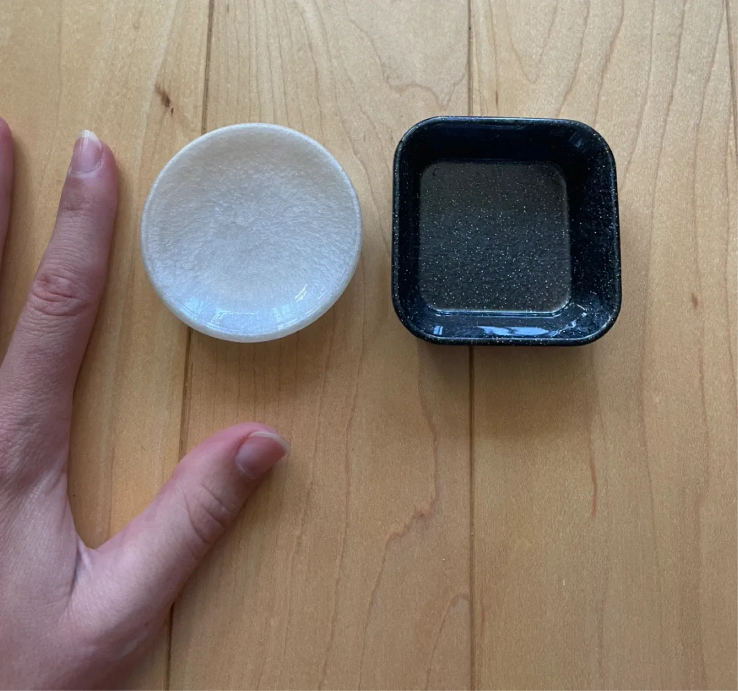 Small Black and White Resin Dishes image indicator(3)