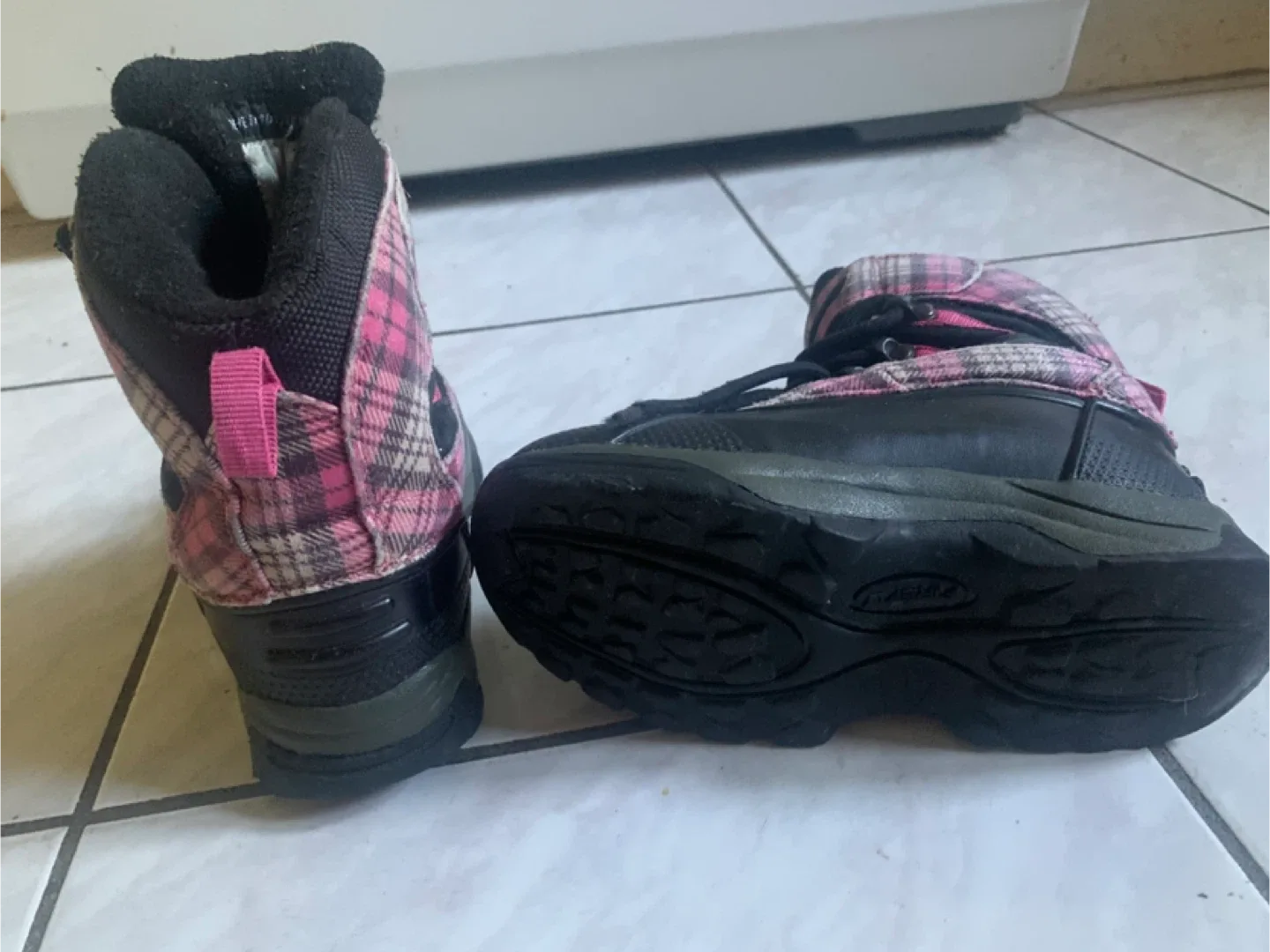 Child’s winter boots image indicator(2)