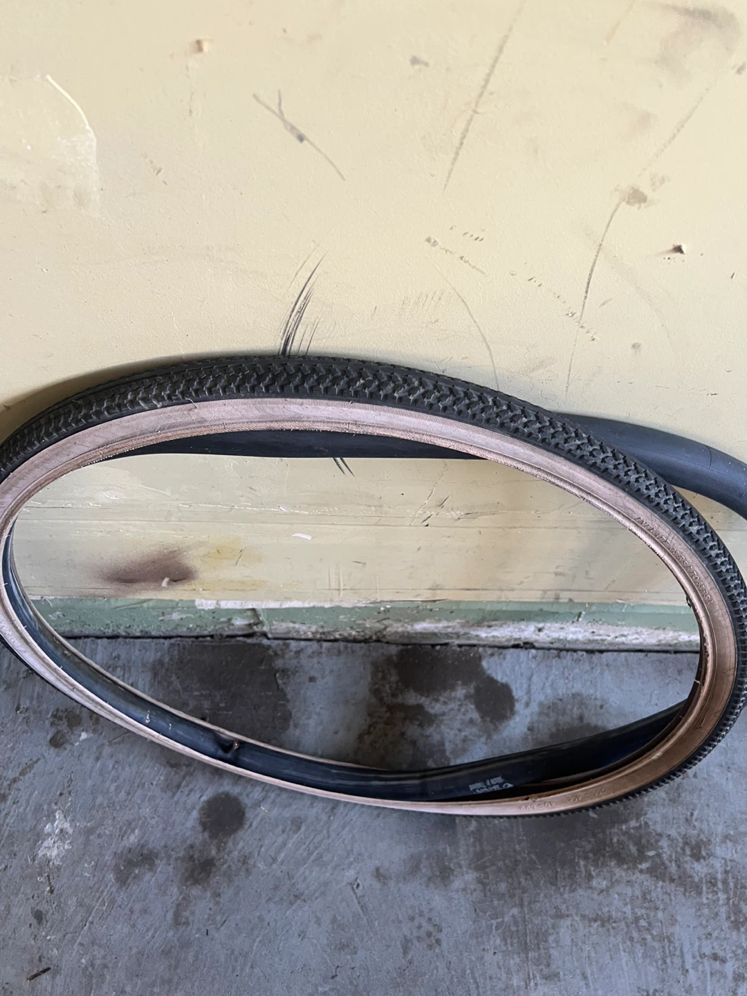 700 - 40c (40- 622) bicycle tire and tube