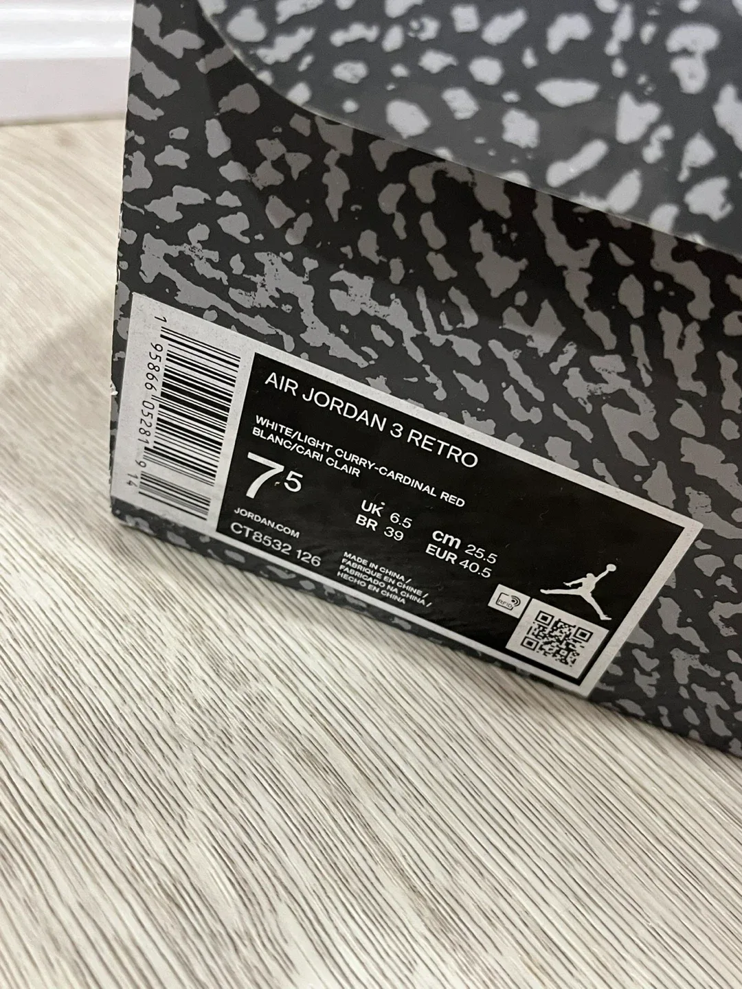 Air Jordan 3 Retro - Size 7.5 image indicator(3)