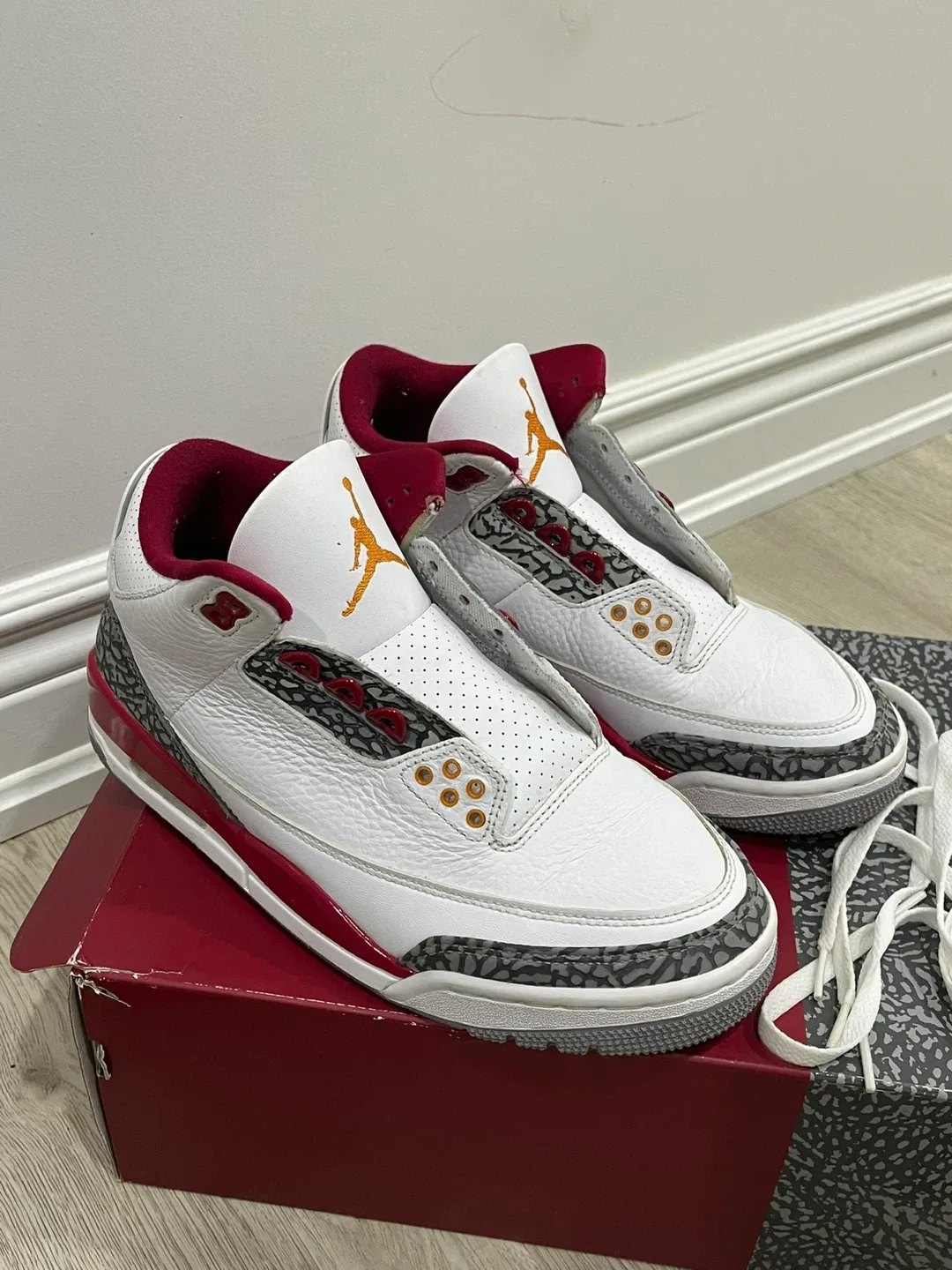 Air Jordan 3 Retro - Size 7.5 image indicator(2)