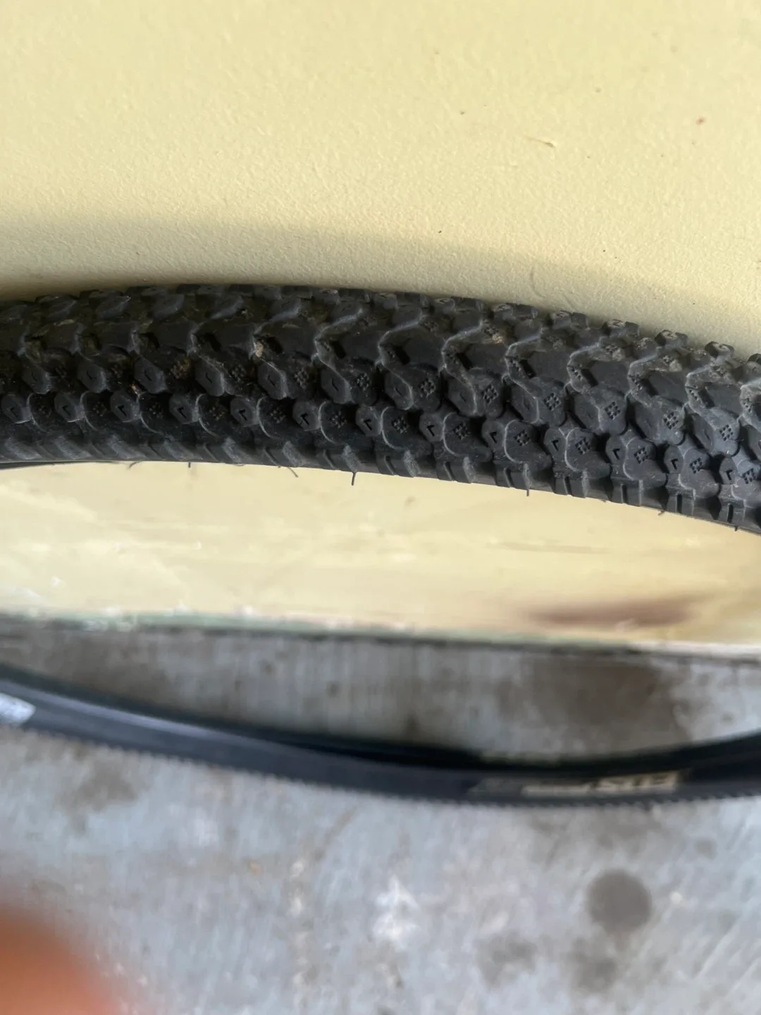 Vera Edesa 27.5x2.2 Bike Tire thumbnail
