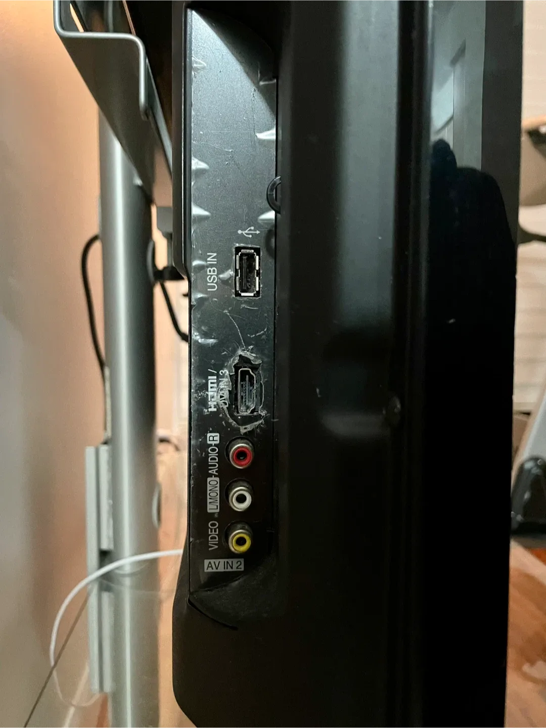 (Set) Google Chromecast with LG TV HD + Glass TV stand Like New! image indicator(5)