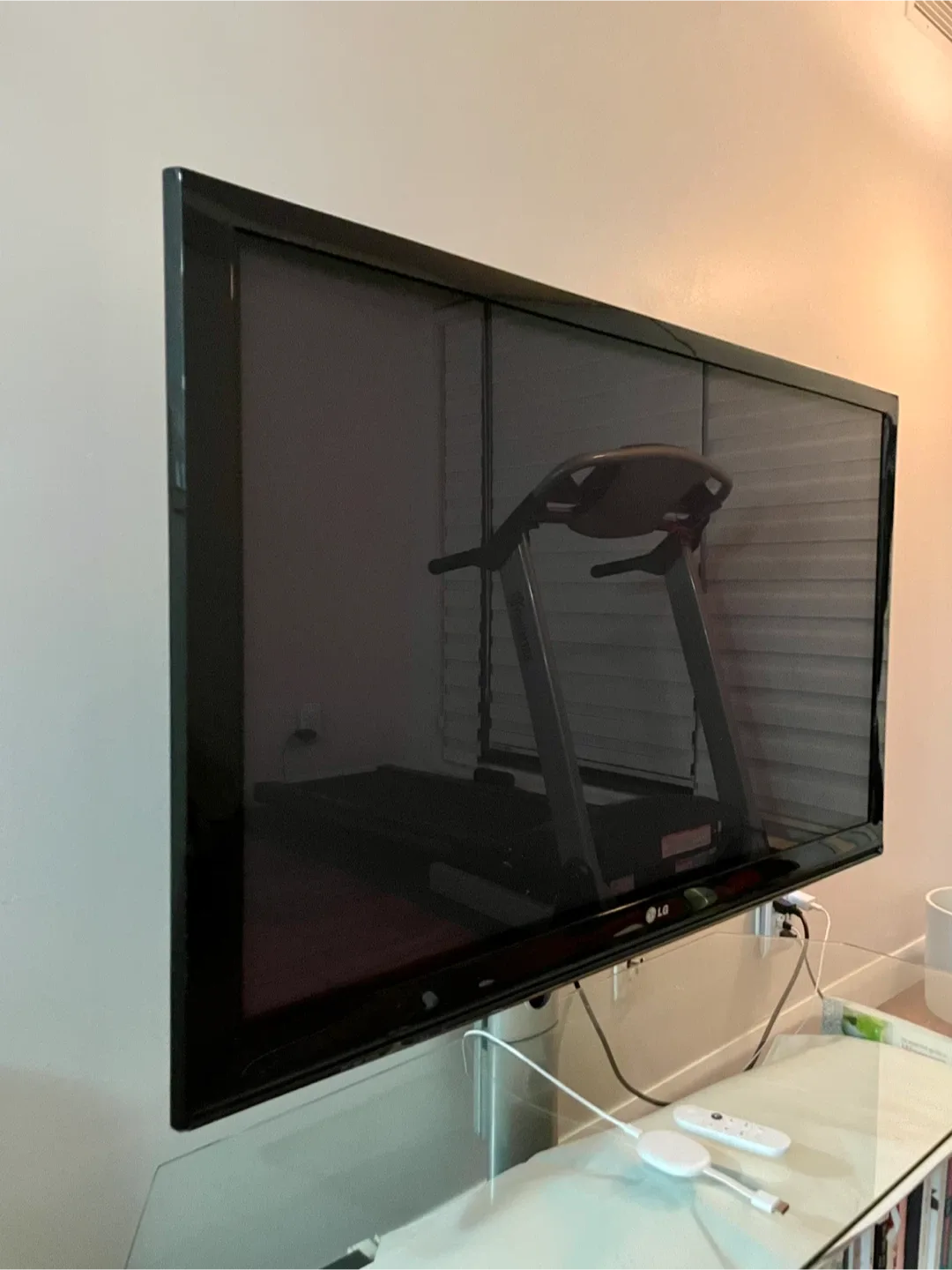 (Set) Google Chromecast with LG TV HD + Glass TV stand Like New! image indicator(3)