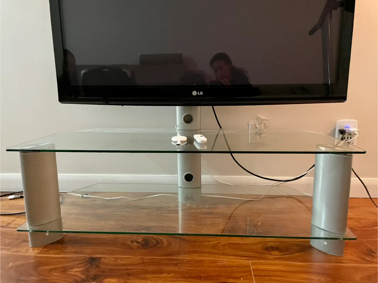 (Set) Google Chromecast with LG TV HD + Glass TV stand Like New! image indicator(6)