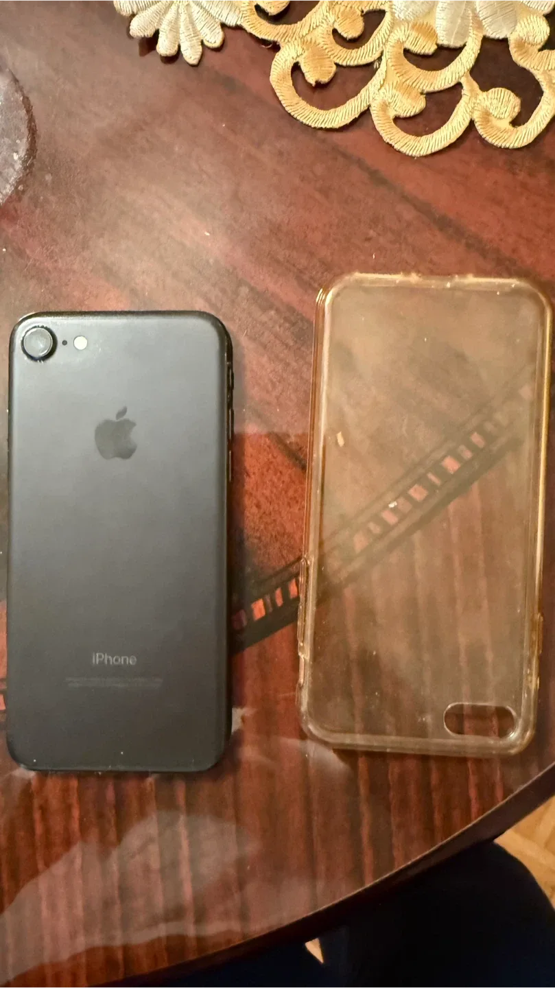 Apple iPhone 7 128GB black & screen protector plus original box image indicator(2)