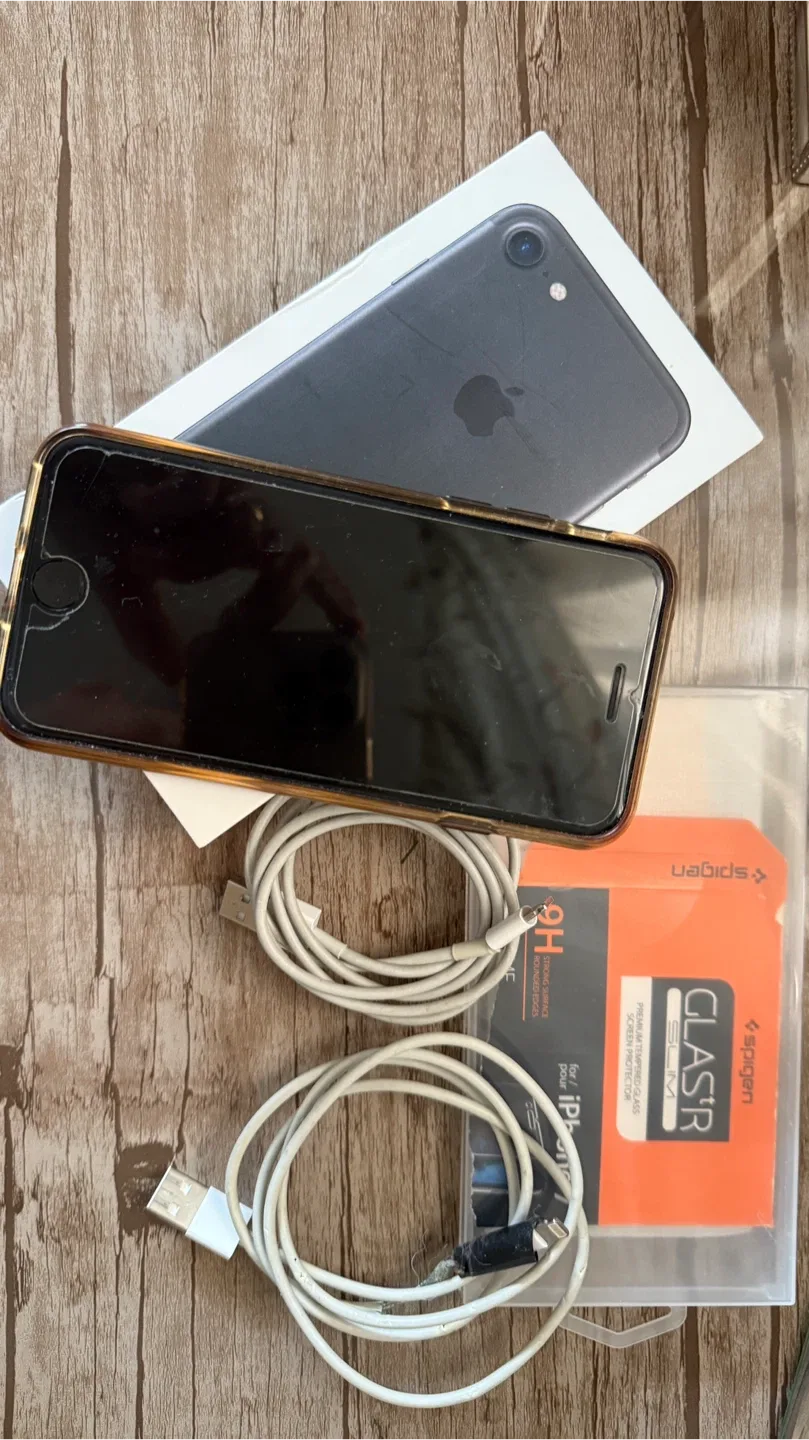 Apple iPhone 7 128GB black & screen protector plus original box image indicator(6)