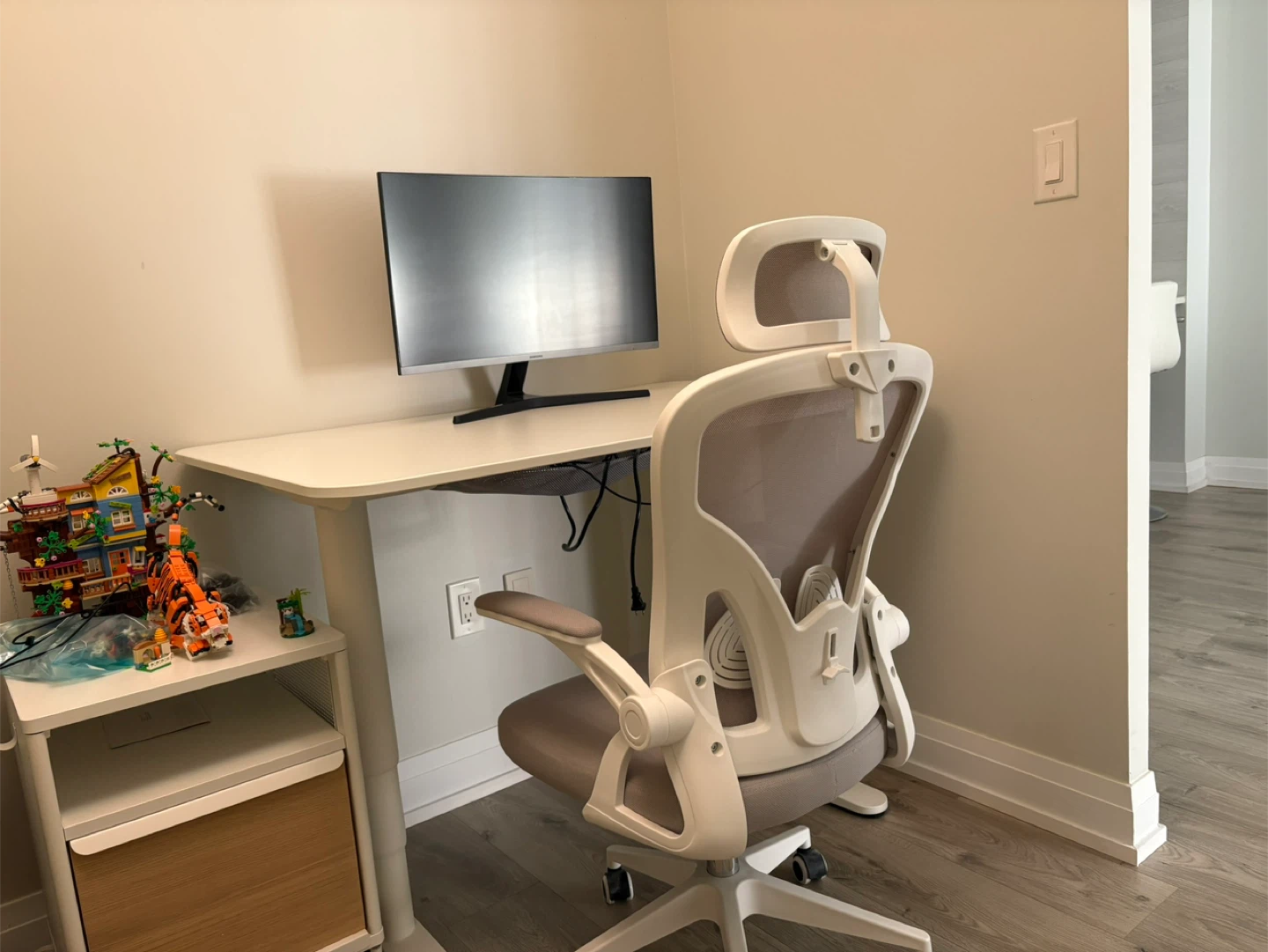 IKEA BEKANT Electric adjustable Desk with gaming chair - photo 3