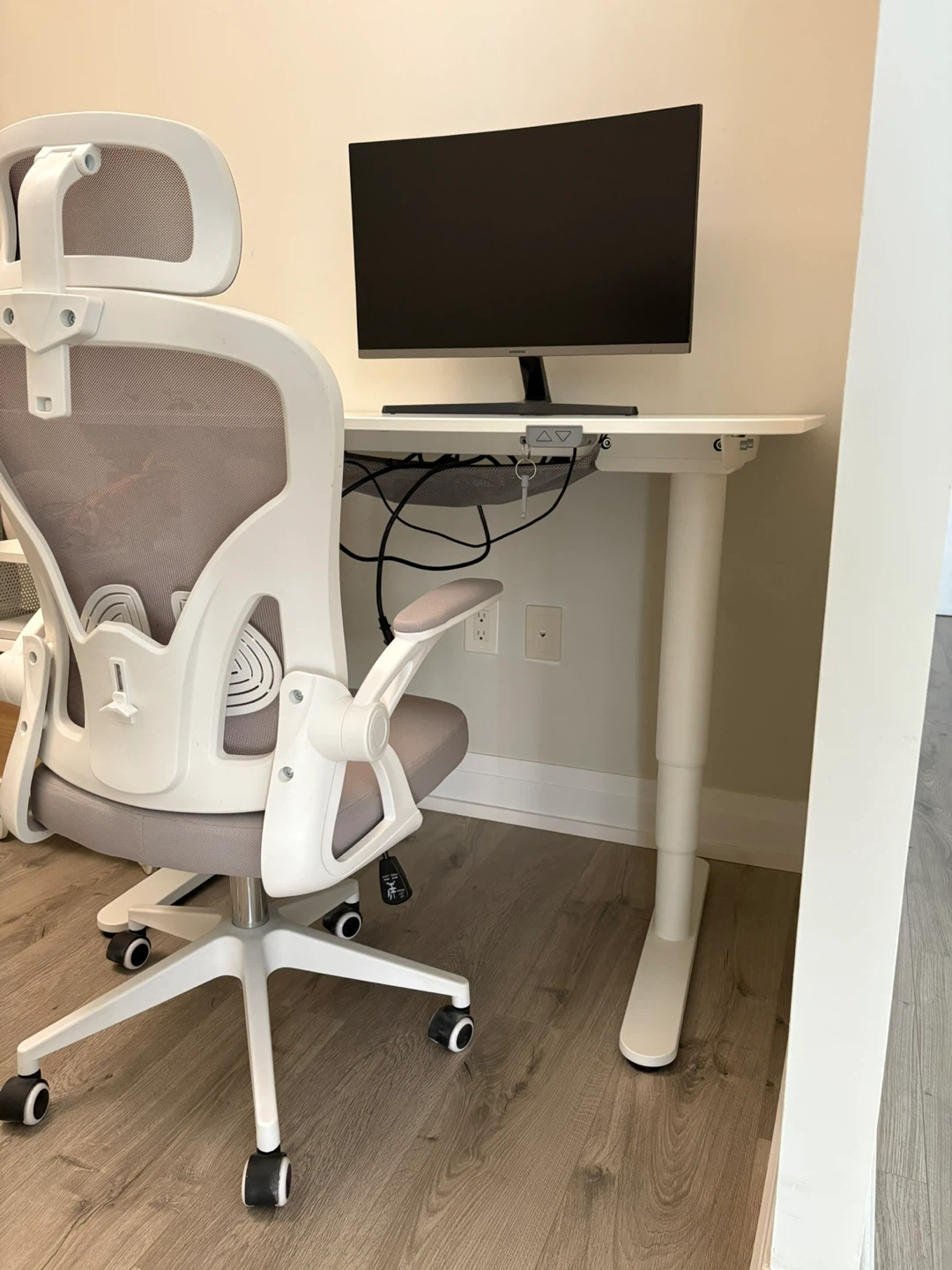 IKEA BEKANT Electric adjustable Desk with gaming chair - photo 2