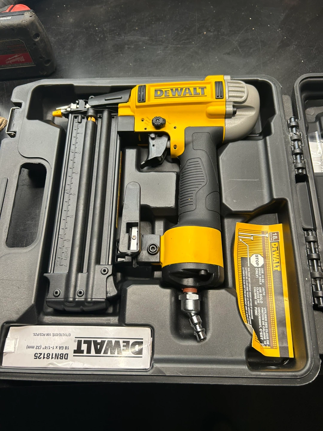 Dewalt Compressor style Brad nailer Kit - Tool