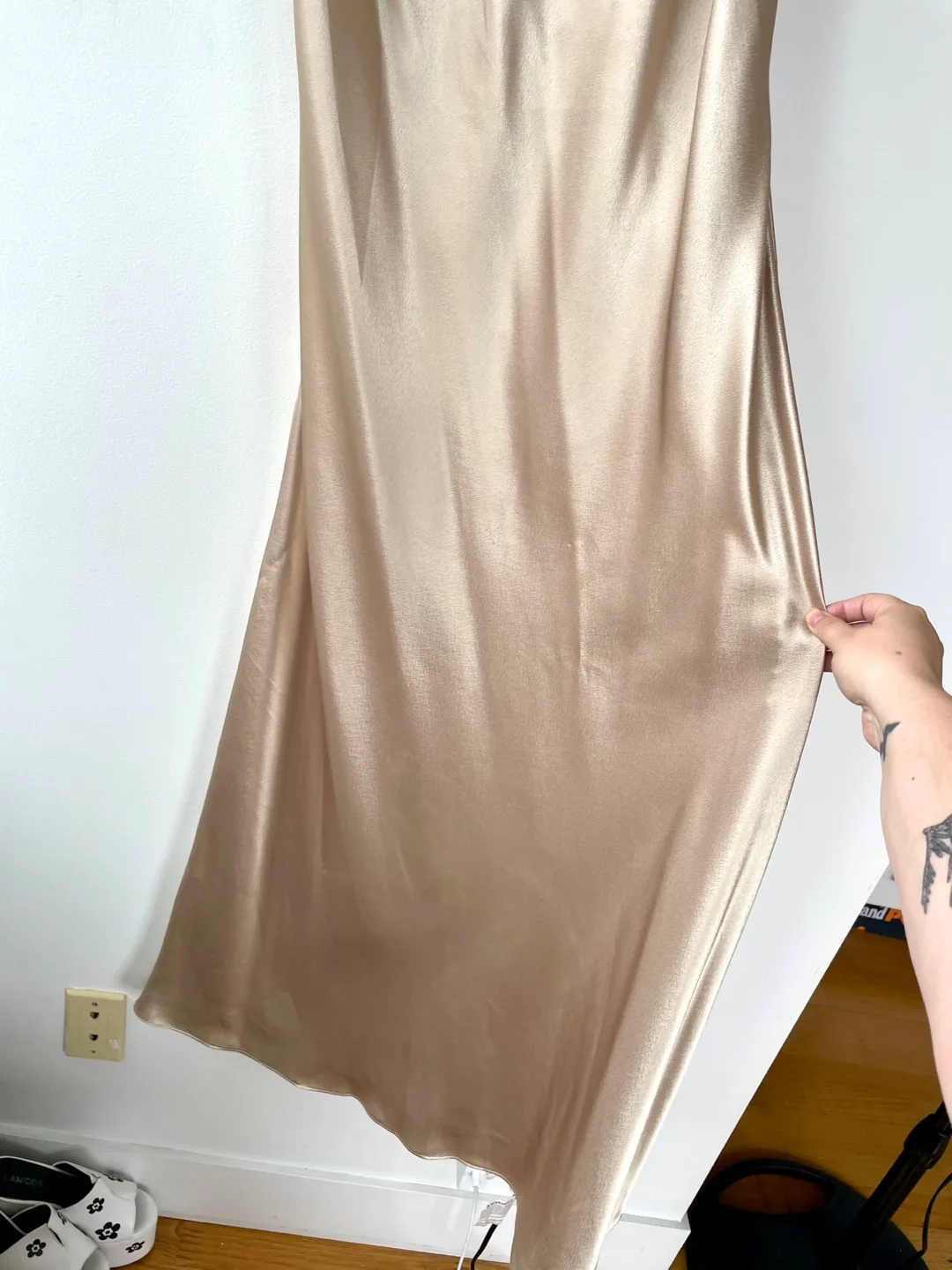 Gold Dress image indicator(8)