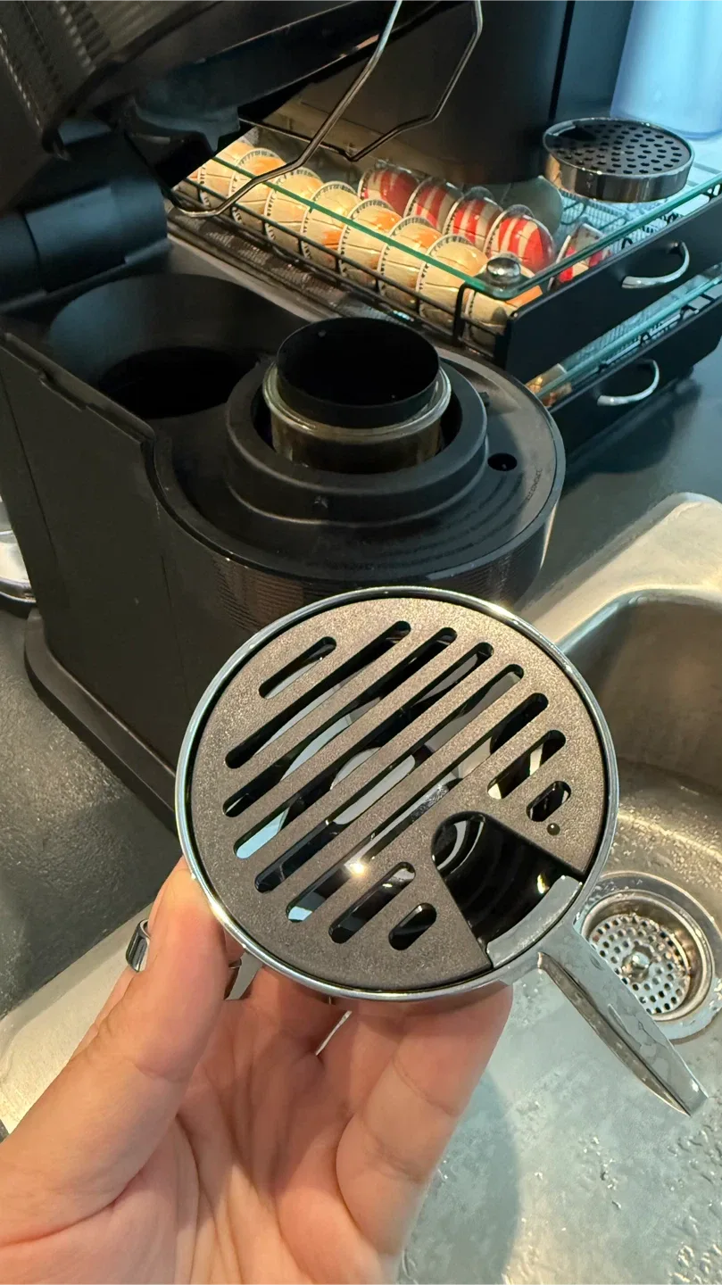 Nespresso Vertuo Next Coffee Machine + 4 New Cups image indicator(3)