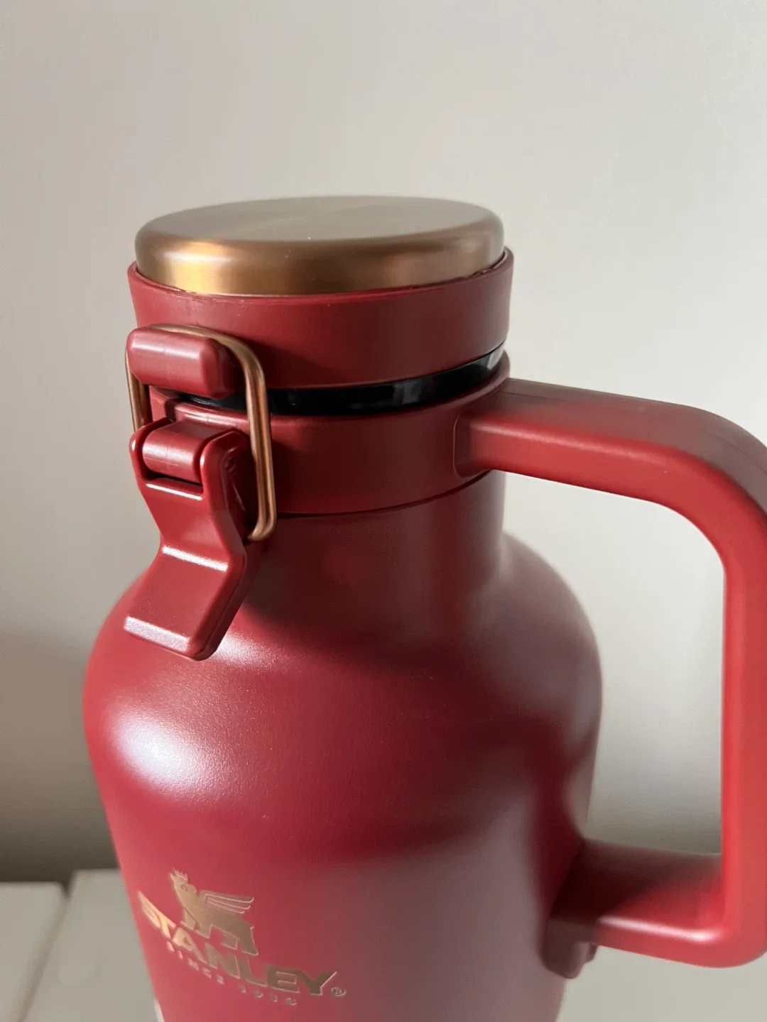 Stanley Vacuum Insulated Growler - 64oz image indicator(3)