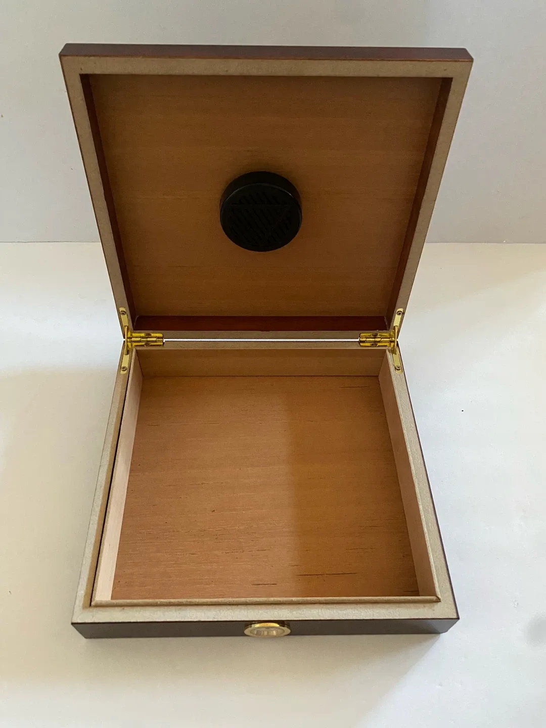 Wooden Cigar Humidor Box thumbnail