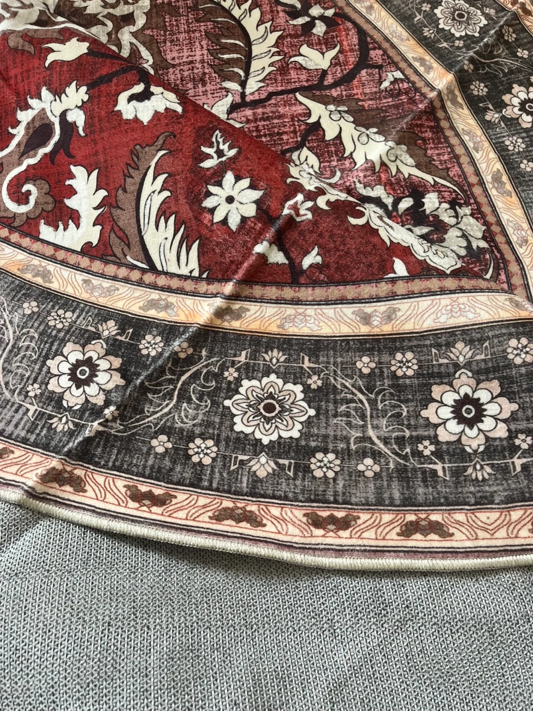 Brand New 6ft Round Rug image indicator(3)