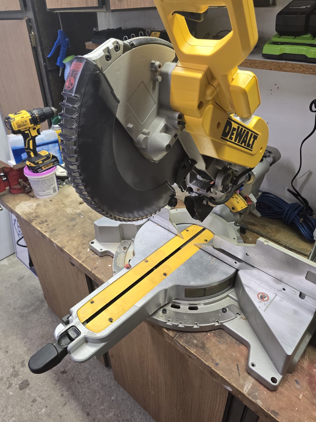 Dewalt DWS780 12" Double Bevel Sliding Compound Miter Saw - photo 3