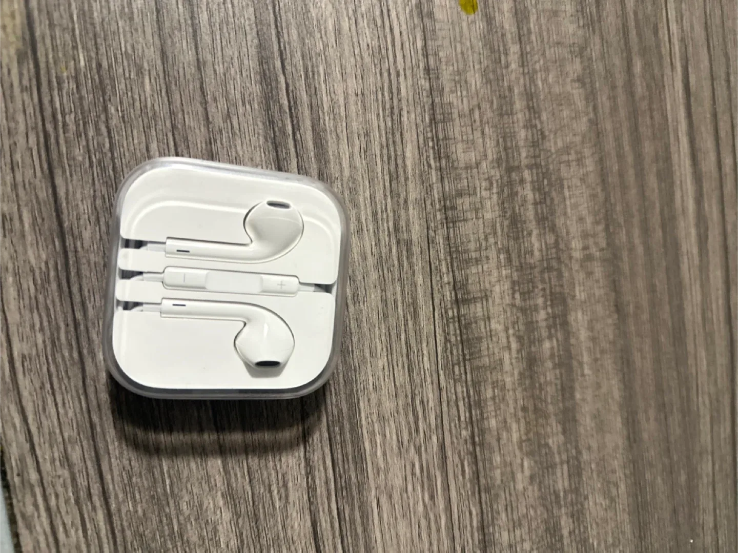 New Apple EarPods with 3.5mm Headphone Plug thumbnail