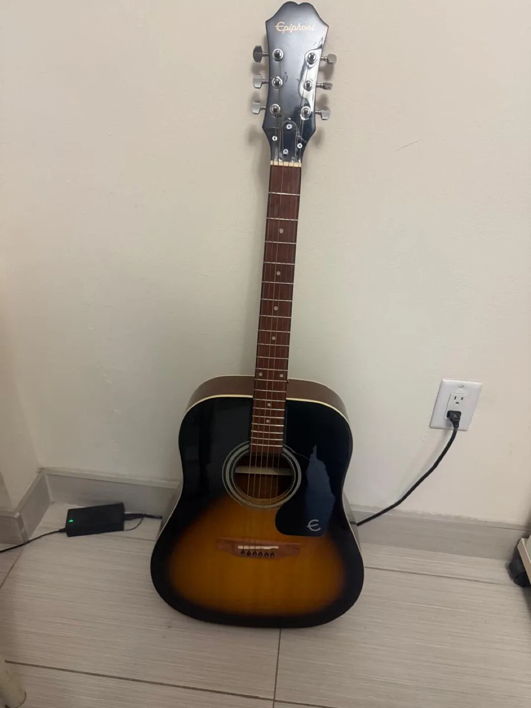 Epiphone Acoustic Guitar - FT-100 VS thumbnail