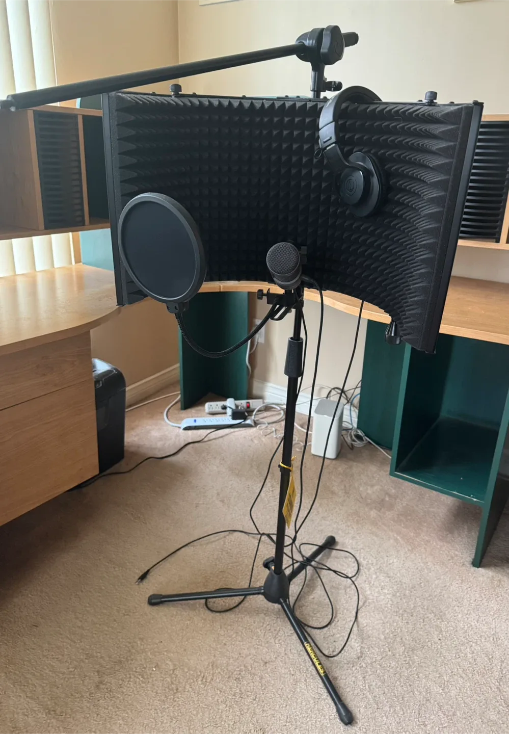 Microphone Isolation Shield with Stand with headset thumbnail