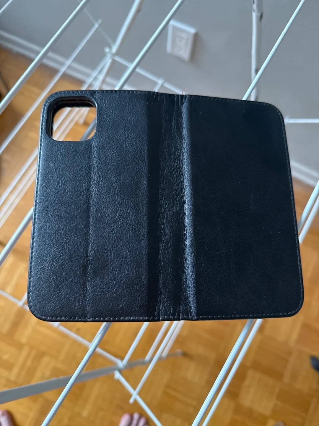 iPhone 14 case, magnetic wallet image indicator(2)