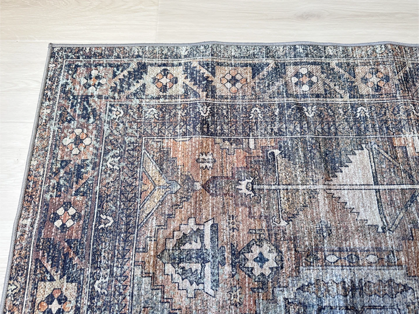 New, 5’x7’ Machine Washable, Vintage Distressed Area Rug - photo 5