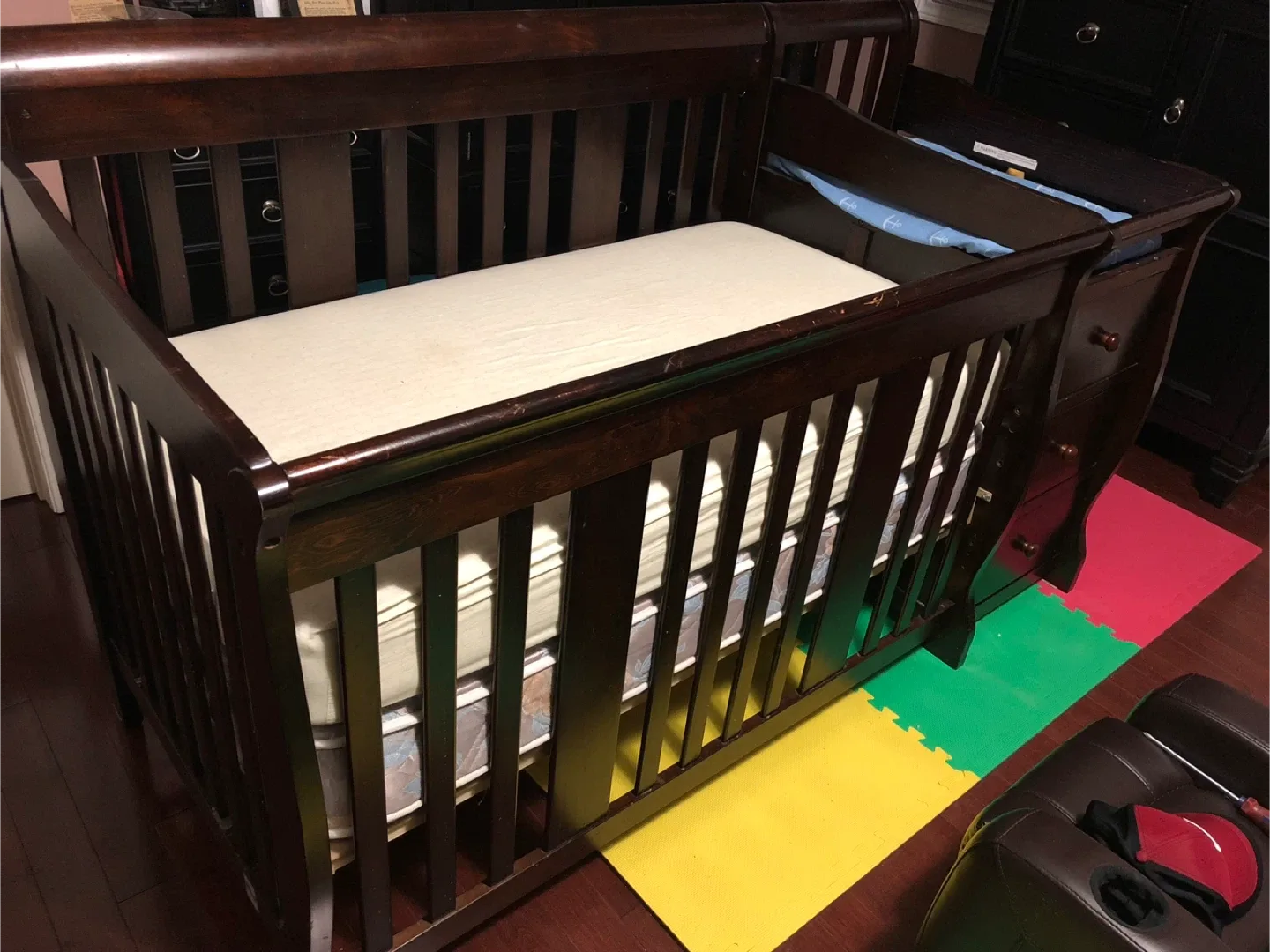 Dark Wood Crib with Changing Table image indicator(2)