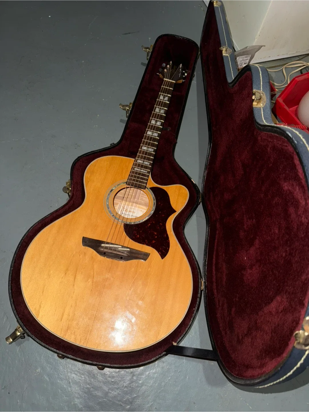 Takamine Electric Acoustic thumbnail