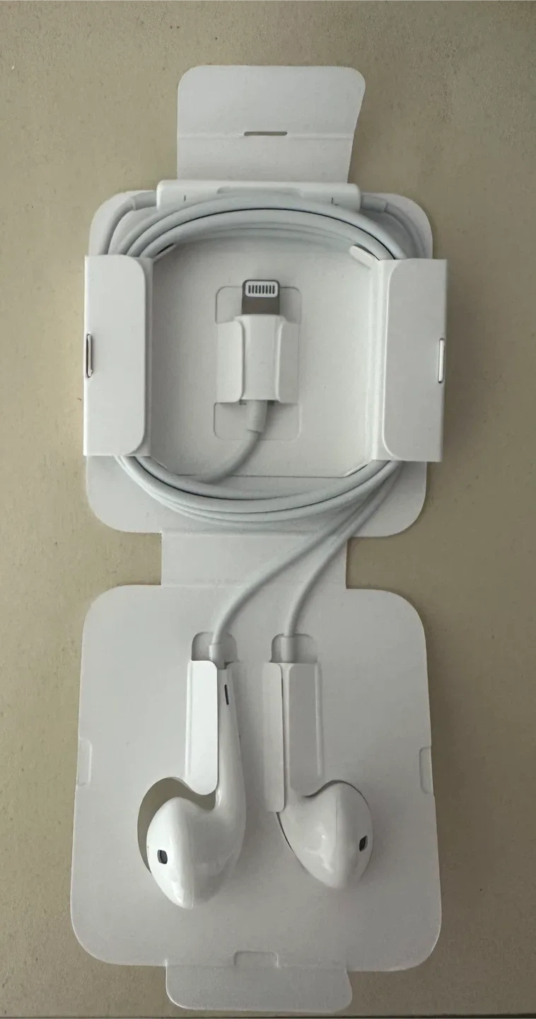 New Apple EarPods with Lightning Connector image indicator(2)