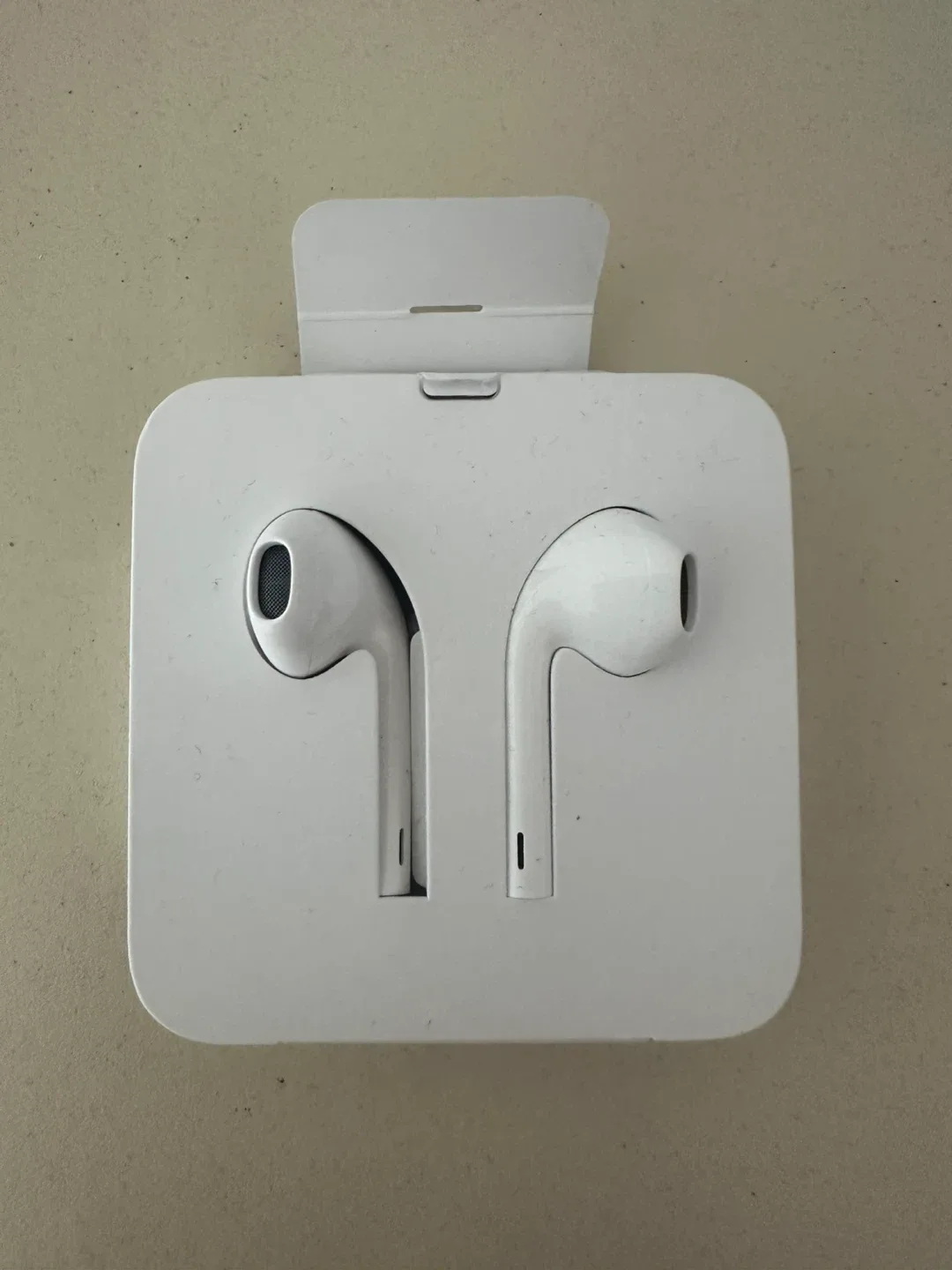 New Apple EarPods with Lightning Connector image indicator(3)