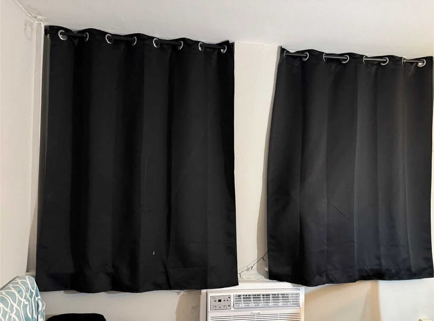 🥕A pair of black out curtains and rods thumbnail