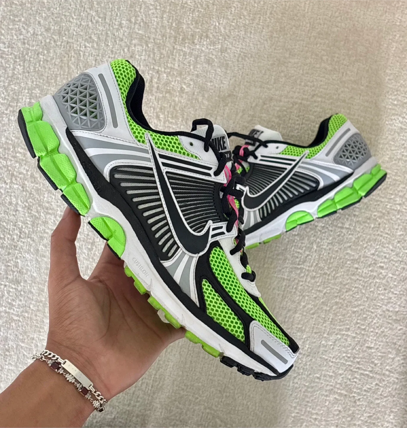 NIKE VOMERO 5 "ELECTRIC GREEN" SIZE 11 image indicator(2)