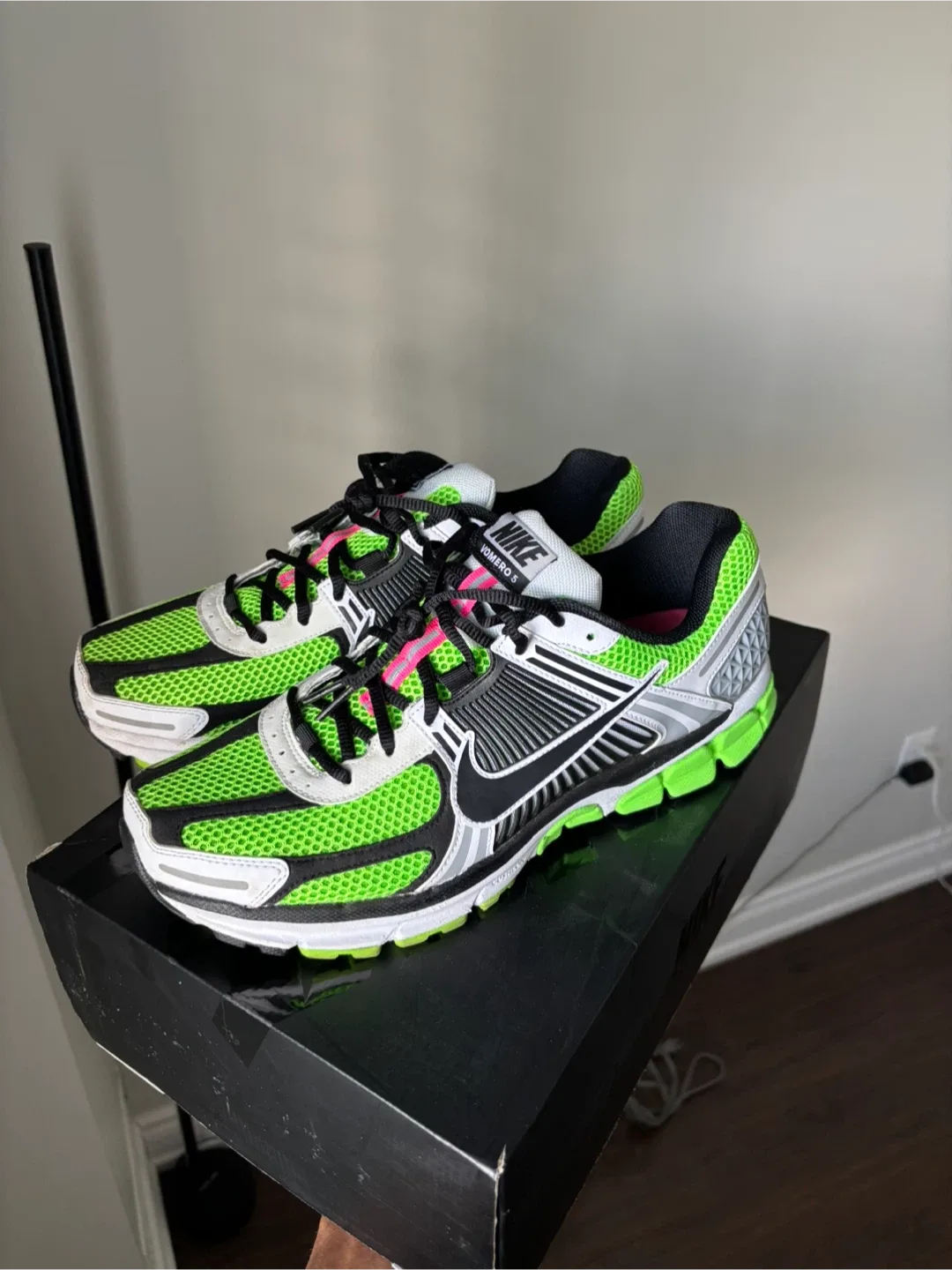 NIKE VOMERO 5 "ELECTRIC GREEN" SIZE 11 image indicator(4)
