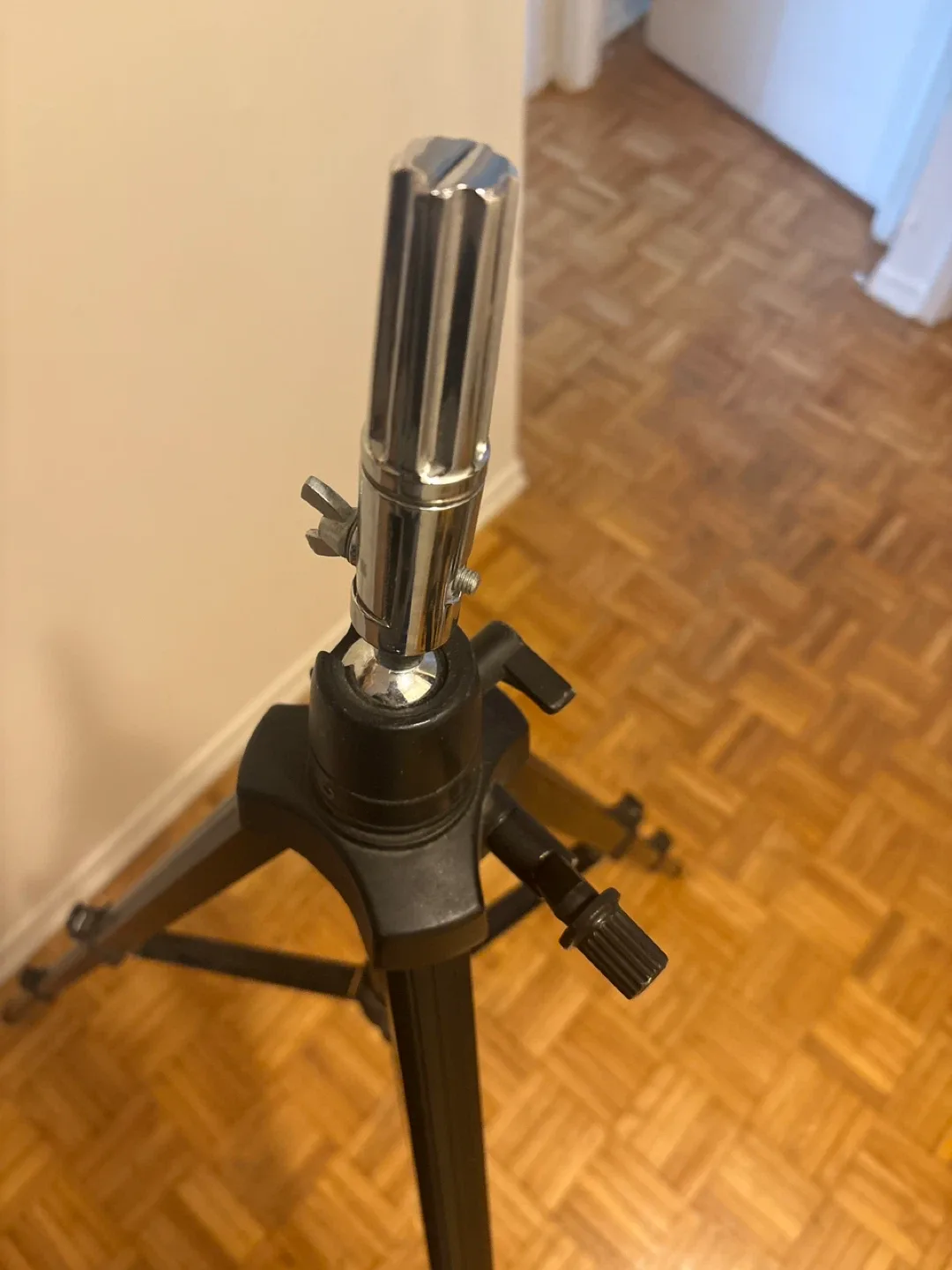 Mannequin Head with Hair & Tripod Stand image indicator(6)