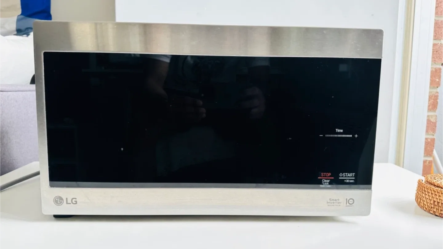 LG 0.9 cu. ft. NeoChef Countertop Microwave with Smart Inverter thumbnail