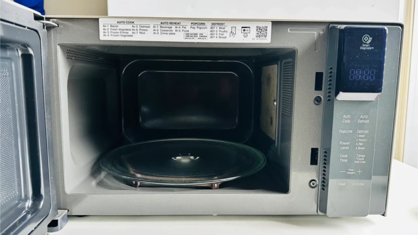 LG 0.9 cu. ft. NeoChef Countertop Microwave with Smart Inverter image indicator(2)