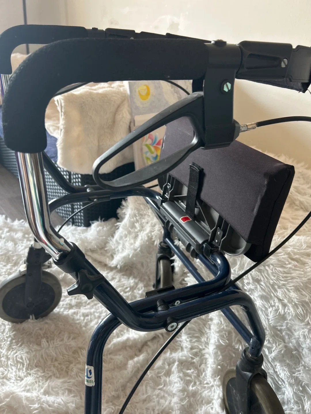 Blue rollator with moveable seat 🥕🥕🥕 image indicator(3)