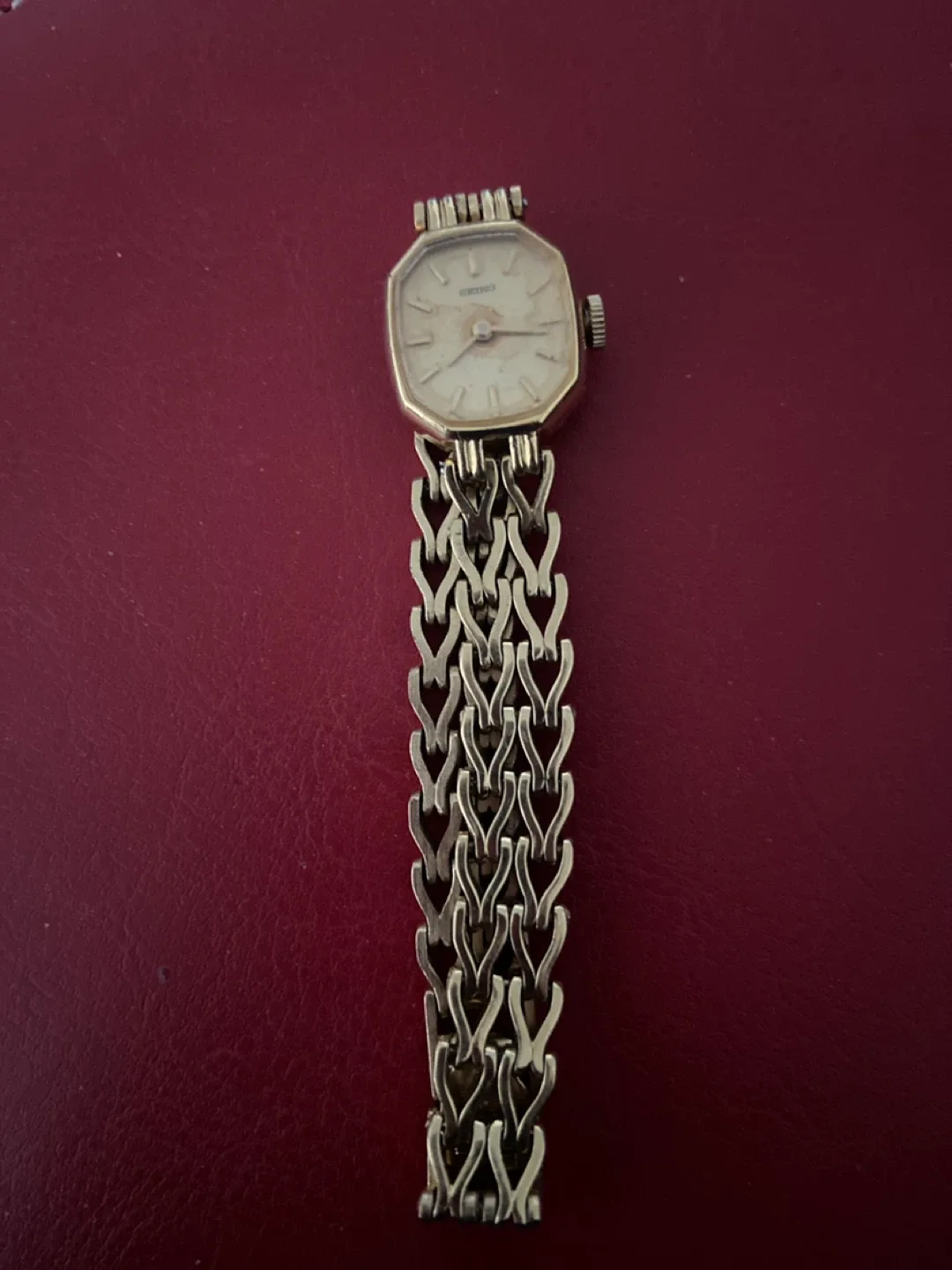 Seiko Ladies Gold-Tone Watch image indicator(2)