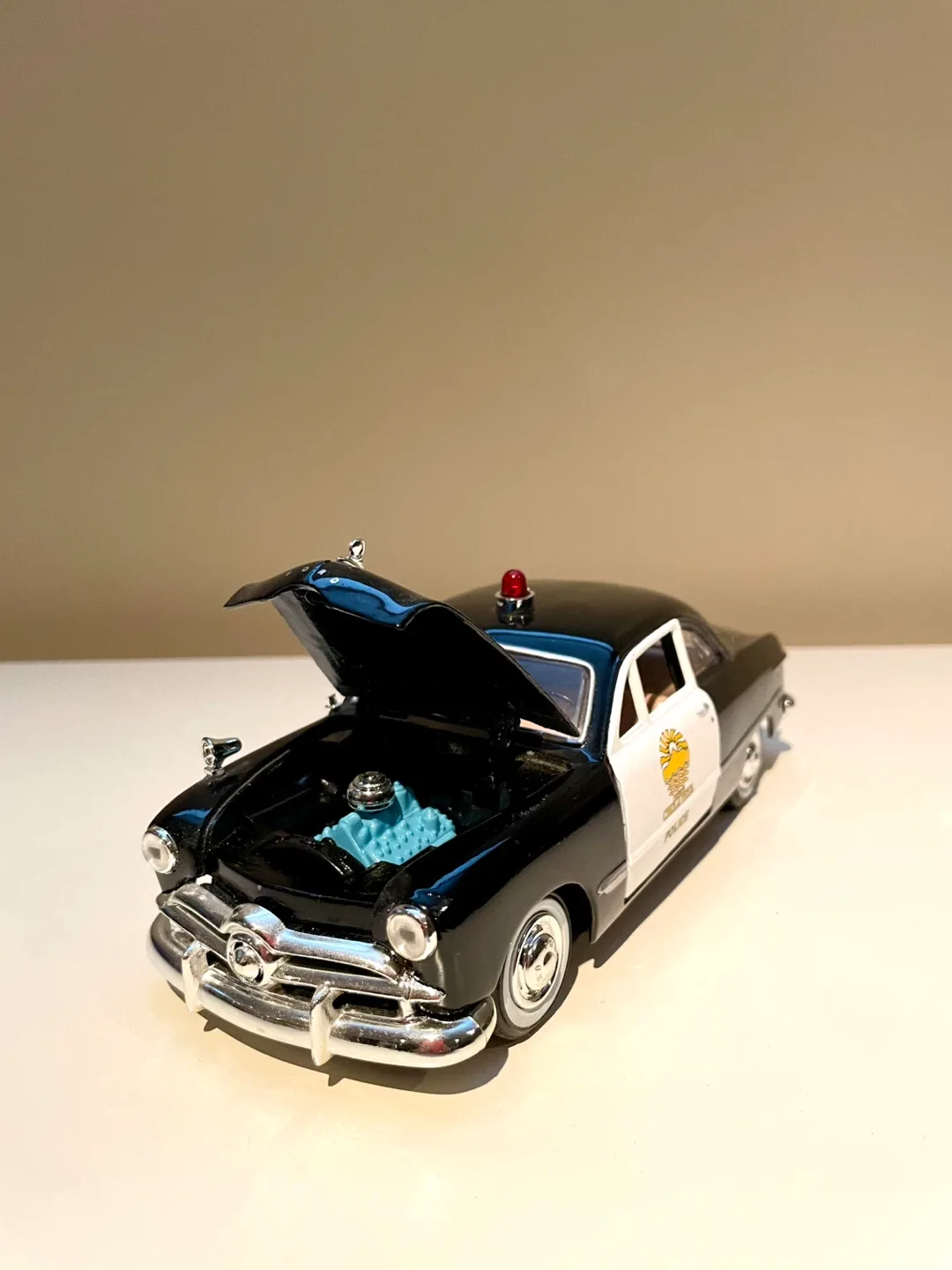 Diecast Model: Ford 1949 Maisto California Highway Police Car 🎁 image indicator(3)