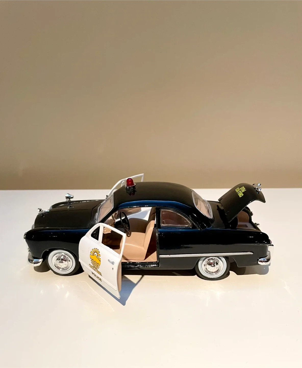 Diecast Model: Ford 1949 Maisto California Highway Police Car 🎁 image indicator(5)