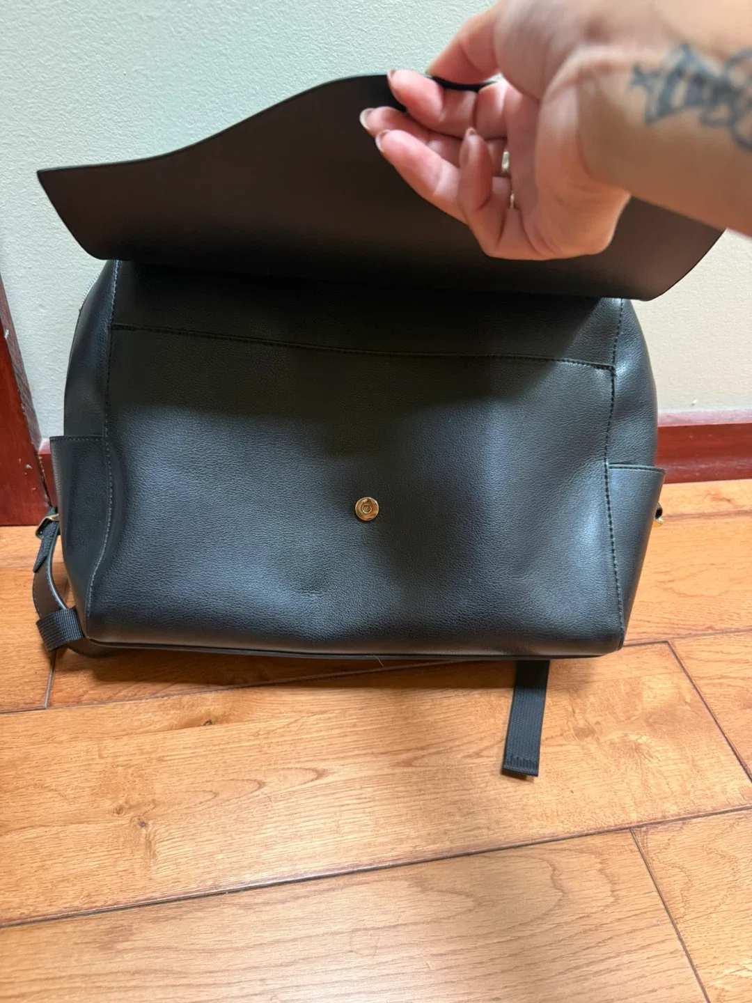 Black Backpack image indicator(4)