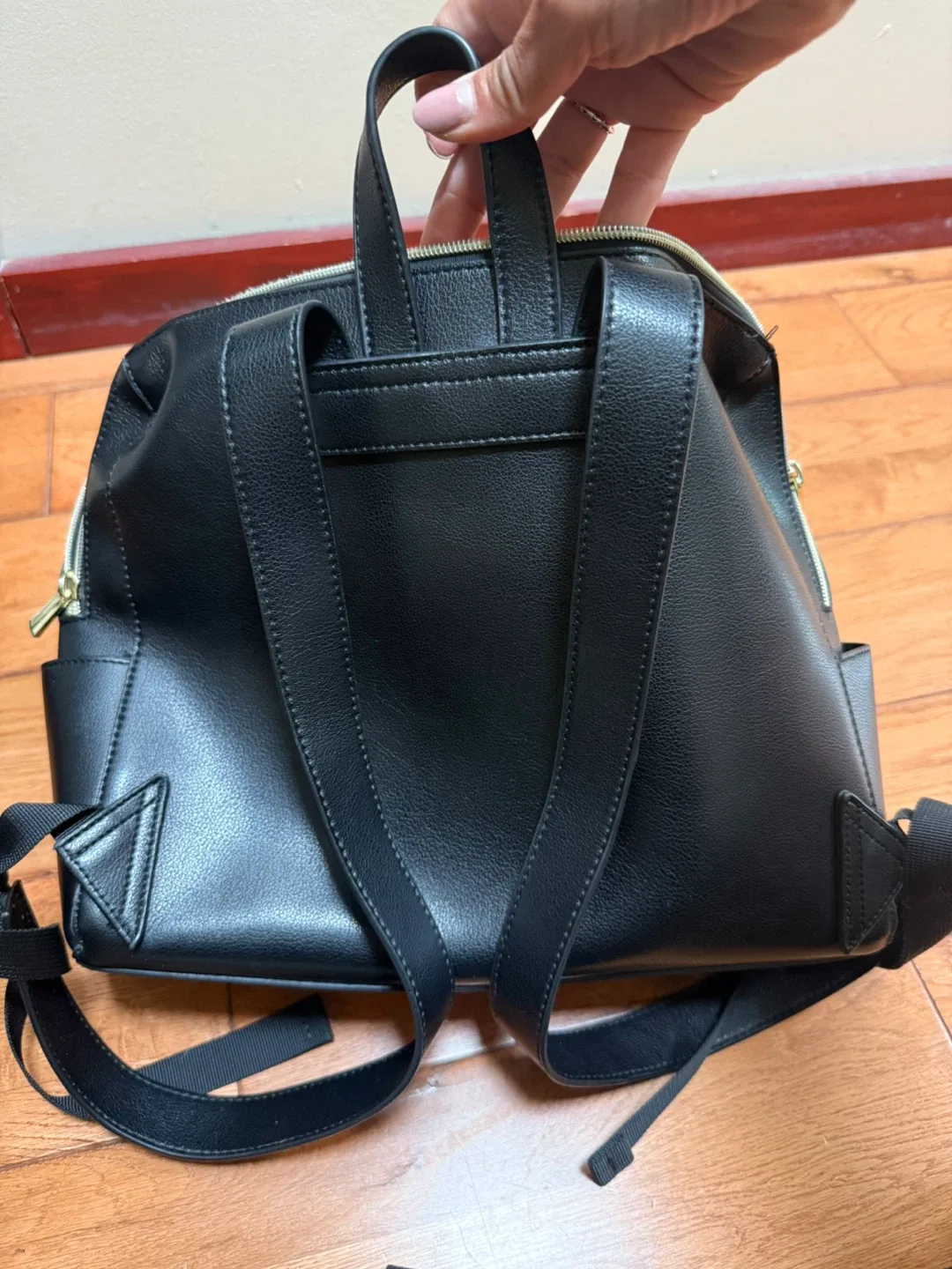 Black Backpack image indicator(3)